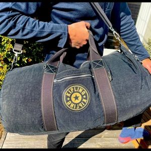 Vintage 90s nylon large duffle in black.